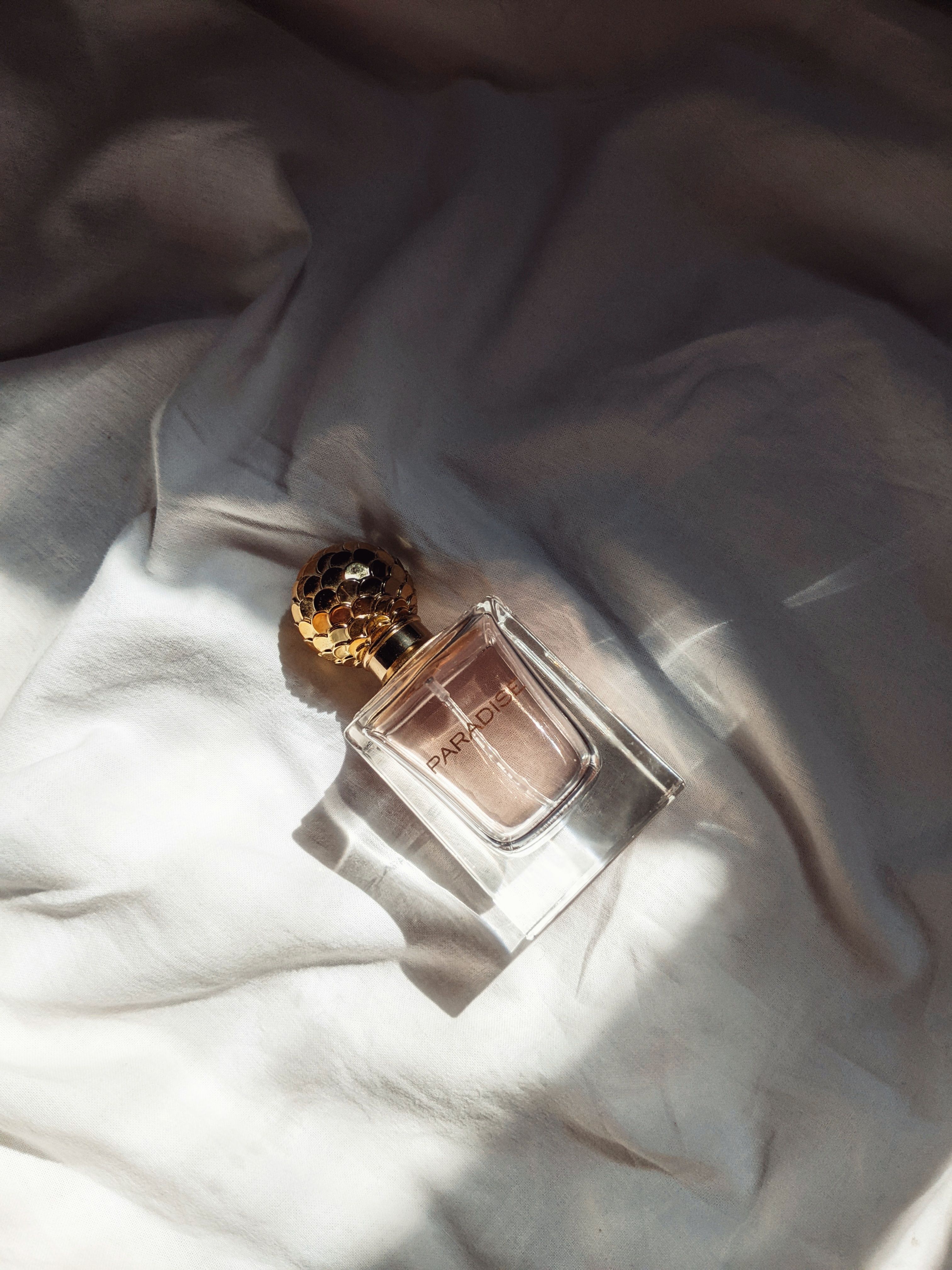 چگونه عطر خود را درست نگهداری کنیم تا ماندگاری و کیفیتش حفظ شود؟
